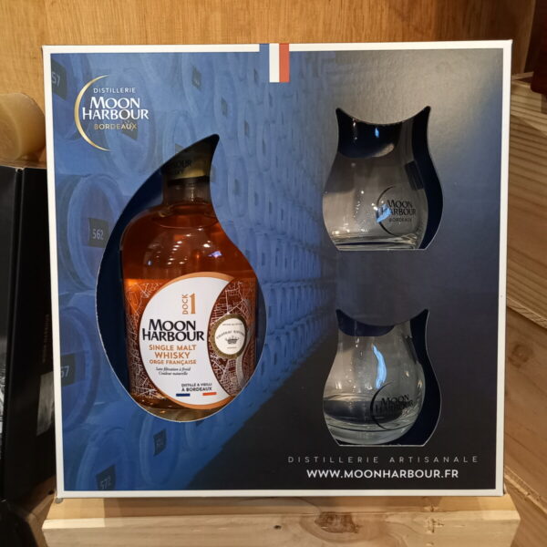 DOCK1 COFFRET 600x600 - Moon Harbour - Coffret Dock 1 (Rieussec) + 2 verres - Single Malt Scotch Whisky 70cl