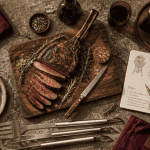 barbecue cuisine extérieure, plan de travail avec côte de bœuf et légumes grillés