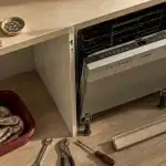 Comment sortir un lave vaisselle encastrable : pieds réglables visibles et plinthe démontée