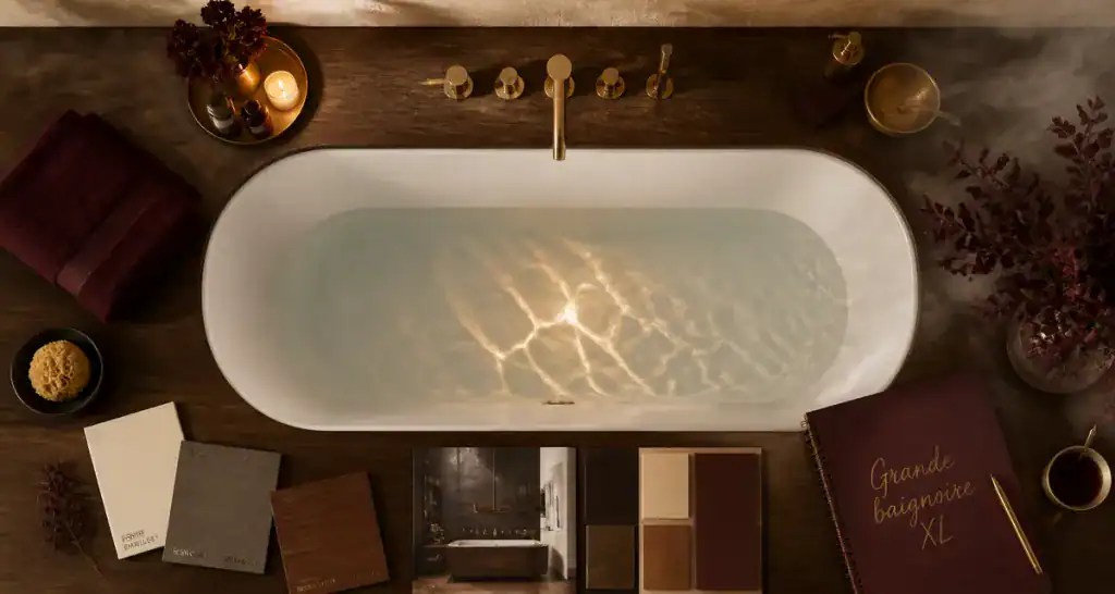 grande baignoire blanche vue du dessus sur plan de travail spa