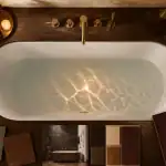 grande baignoire blanche vue du dessus sur plan de travail spa
