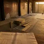 Hangar aménagé en maison : intérieur en transformation, isolation et baie vitrée
