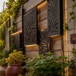 Idee pour cacher un mur exterieur : bardage bois, panneaux métal et lierre sur mur parpaings