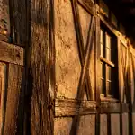 Mur colombage en bois et torchis en façade ancienne