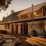 Rehausser toiture : façade surélevée et échafaudages en chantier