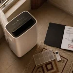 Comment climatiser un appartement : climatiseur mobile près fenêtre